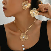 Women's necklace earrings set Versatile flower inlaid pearl design niche long collarbone chain